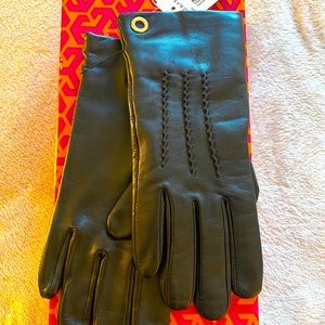 Black COACH Classic leather gloves. Size 6.5 NWT